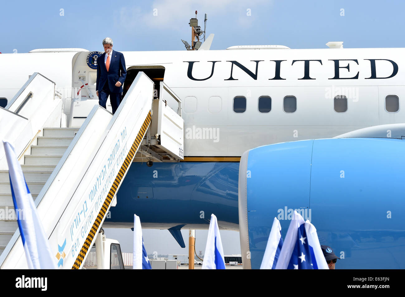 Le secrétaire d'Etat John Kerry pas de son avion à l'aéroport international Ben Gourion le 23 juillet 2014, comme il arrive à Tel Aviv, Israël, pour des entretiens avec les dirigeants israéliens et palestiniens à un cessez-le-feu dans les combats avec le Hamas dans la bande de Gaza. Banque D'Images