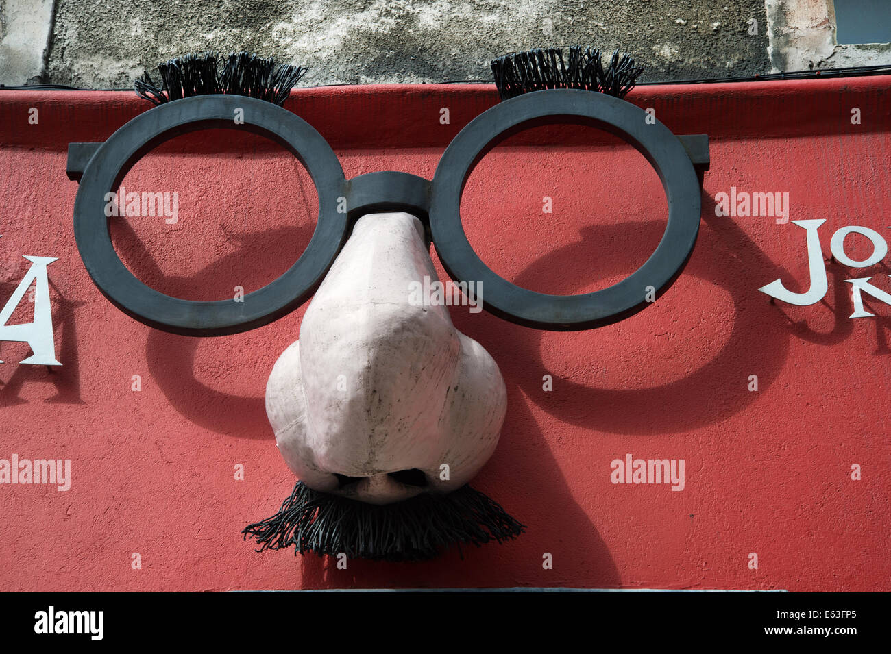 L'Écosse en 2014. Façade d'Édimbourg joke shop avec lunettes surdimensionnées et le nez. Banque D'Images