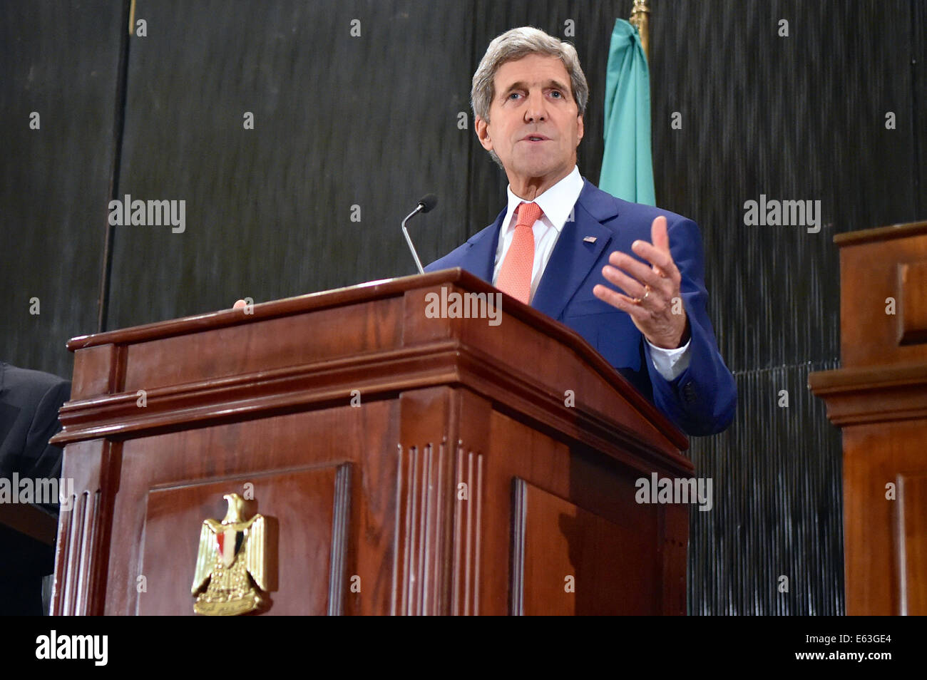 Le secrétaire d'Etat John Kerry, rejoint par le Ministre des affaires étrangères égyptien Sameh Shoukry, Secrétaire général de la Ligue arabe Nabil al-Araby, et le Secrétaire général des Nations Unies Ban Ki-moon, d'adresses d'une conférence de presse au Caire, Égypte, le 25 juillet 2014, à inhaler Banque D'Images