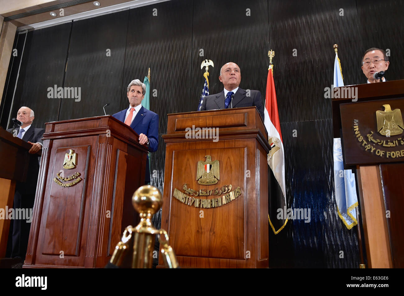 Le secrétaire d'Etat John Kerry se tient avec le Secrétaire général de la Ligue arabe Nabil al-Araby, gauche, Ministre des affaires étrangères égyptien Sameh Shoukry, deuxième à partir de la droite, et le Secrétaire général des Nations Unies Ban Ki-moon lors d'une conférence de presse au Caire, en Egypte, le 2 juillet Banque D'Images