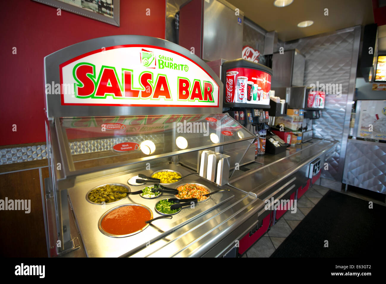 Salsa bar libre-service à Austin, Texas Carl's Jr. restaurant lieu. La chaîne de restauration rapide a la double-vert marque Burrito Banque D'Images