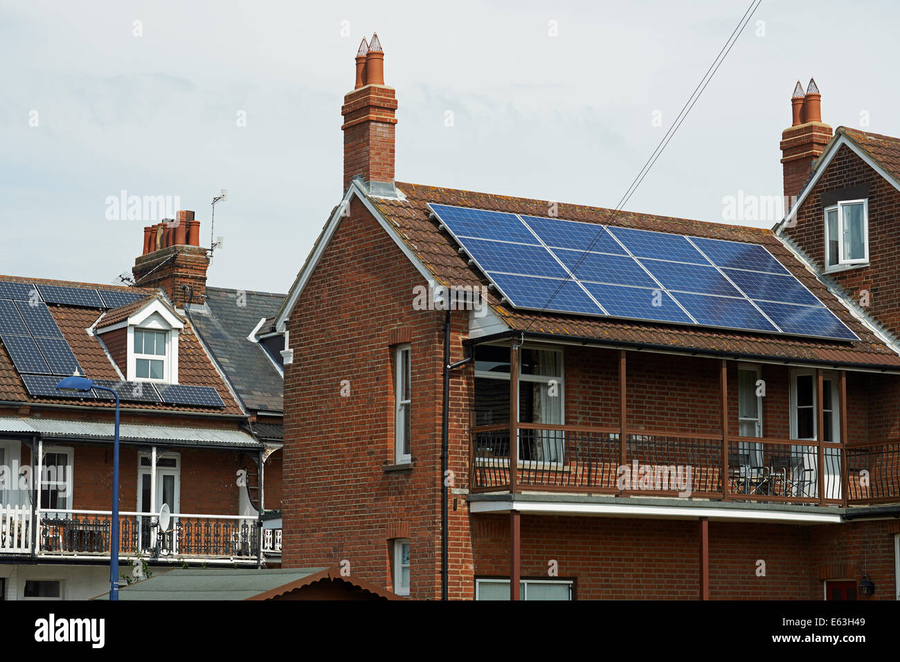 Orientée au sud, panneaux solaires sur les toits à Felixstowe, Suffolk, UK. Banque D'Images