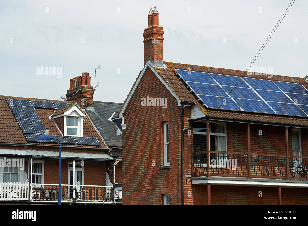 Orientée au sud, panneaux solaires sur les toits à Felixstowe, Suffolk, UK. Banque D'Images