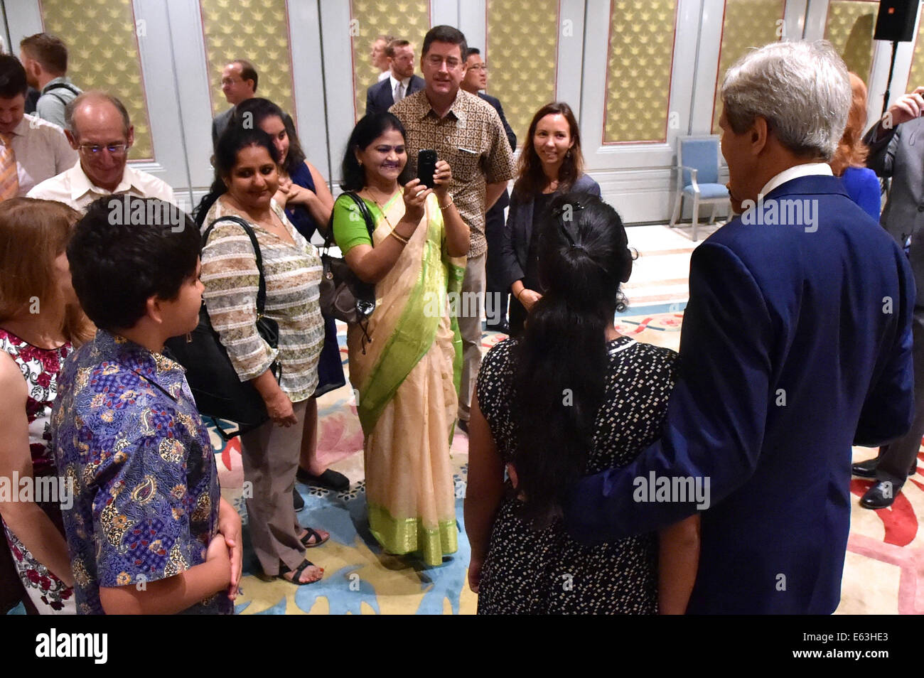 Le secrétaire d'Etat John Kerry, pose pour des photos avec les membres de la famille des employés engagés sur place après l'adressage et de remercier le personnel de l'Ambassade du Canada à New Delhi pour leur travail sur un dialogue stratégique entre les États-Unis et l'Inde le 1 août 2014, Banque D'Images