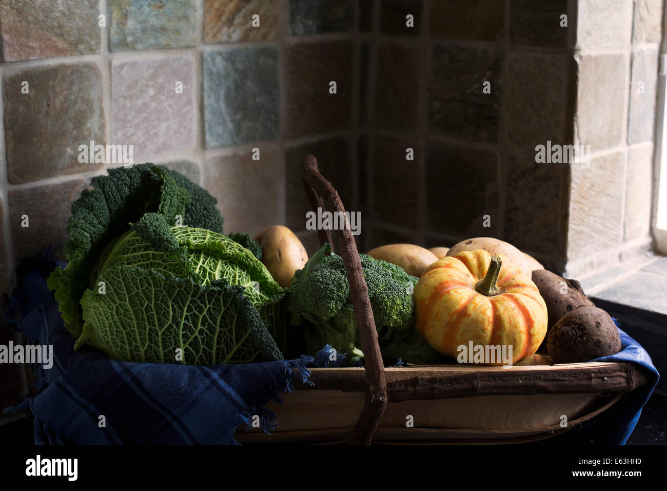 Sélection de légumes d'hiver y compris chou, brocoli, courge, la foudre douce dans un panier de récolte trug Banque D'Images