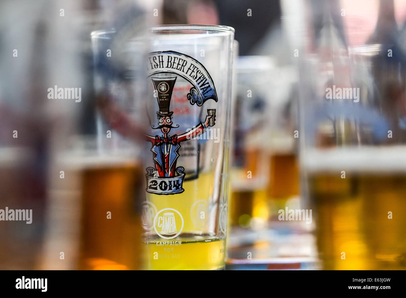 Londres, Royaume-Uni. 13e Août, 2014. Le Great British Beer Festival à l'Olympia Exhibition Centre. Chaque année, la fête de la bière organisée par la campagne pour la vraie bière présentant une sélection de plus de 900 bières, cidres, perries et autres boissons alcoolisées à partir du Royaume-Uni et partout dans le monde. Crédit : Guy Josse/Alamy Live News Banque D'Images