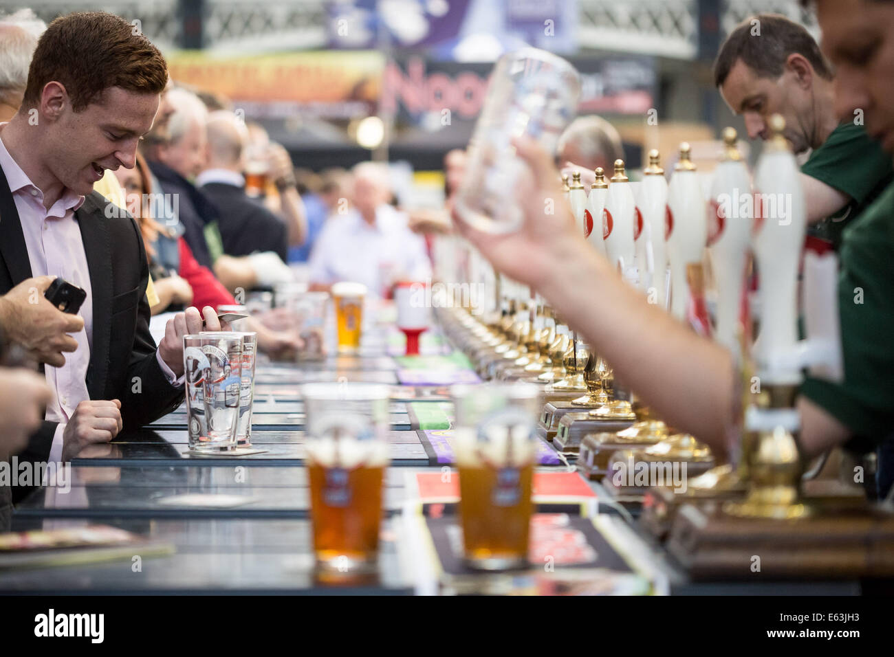 Londres, Royaume-Uni. 13e Août, 2014. Le Great British Beer Festival à l'Olympia Exhibition Centre. Chaque année, la fête de la bière organisée par la campagne pour la vraie bière présentant une sélection de plus de 900 bières, cidres, perries et autres boissons alcoolisées à partir du Royaume-Uni et partout dans le monde. Crédit : Guy Josse/Alamy Live News Banque D'Images