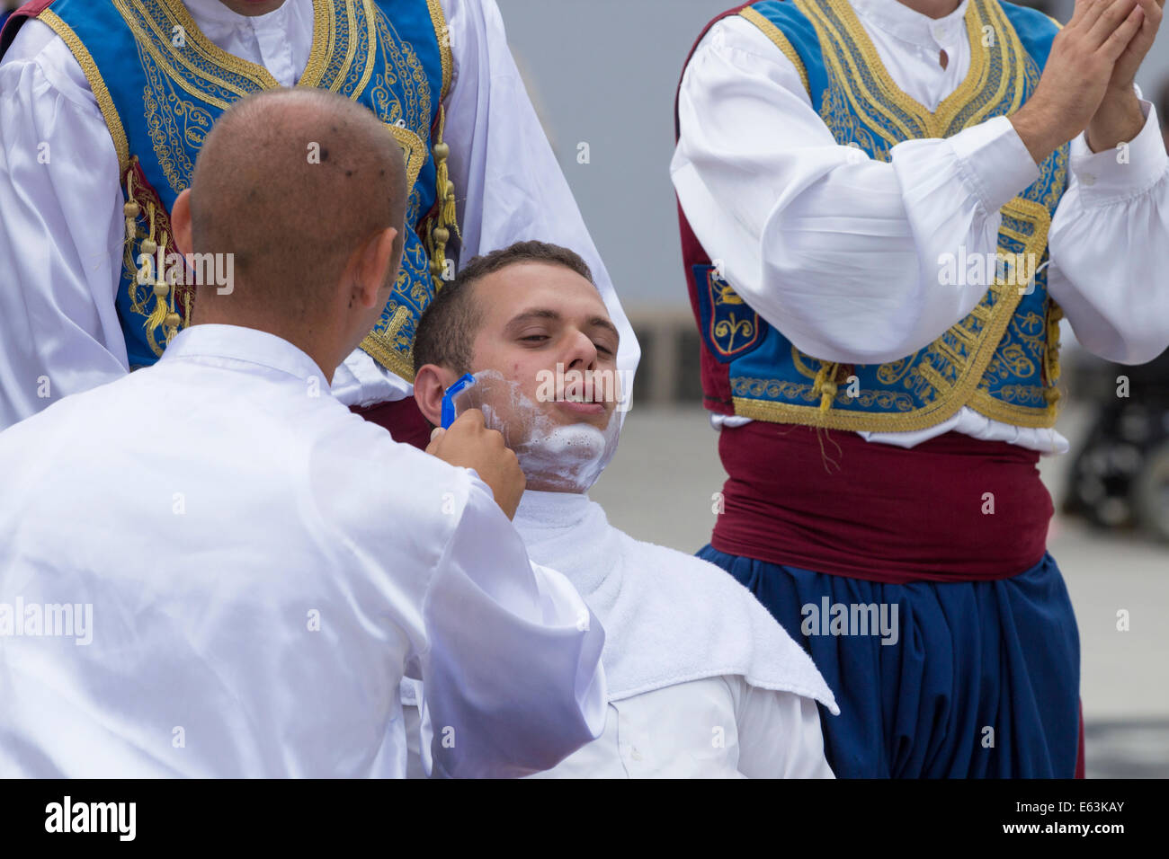 Mercredi, août 13th, 2014, Billingham, Angleterre du Nord-Est, Royaume-Uni. Chypre étant danseuse de danse pendant la pariade rasée au 50e Festival International de Folklore de Billingham. Banque D'Images