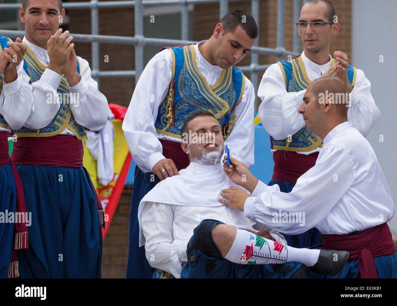 Mercredi, août 13th, 2014, Billingham, Angleterre du Nord-Est, Royaume-Uni. Chypre étant danseuse de danse pendant la pariade rasée au 50e Festival International de Folklore de Billingham. Banque D'Images