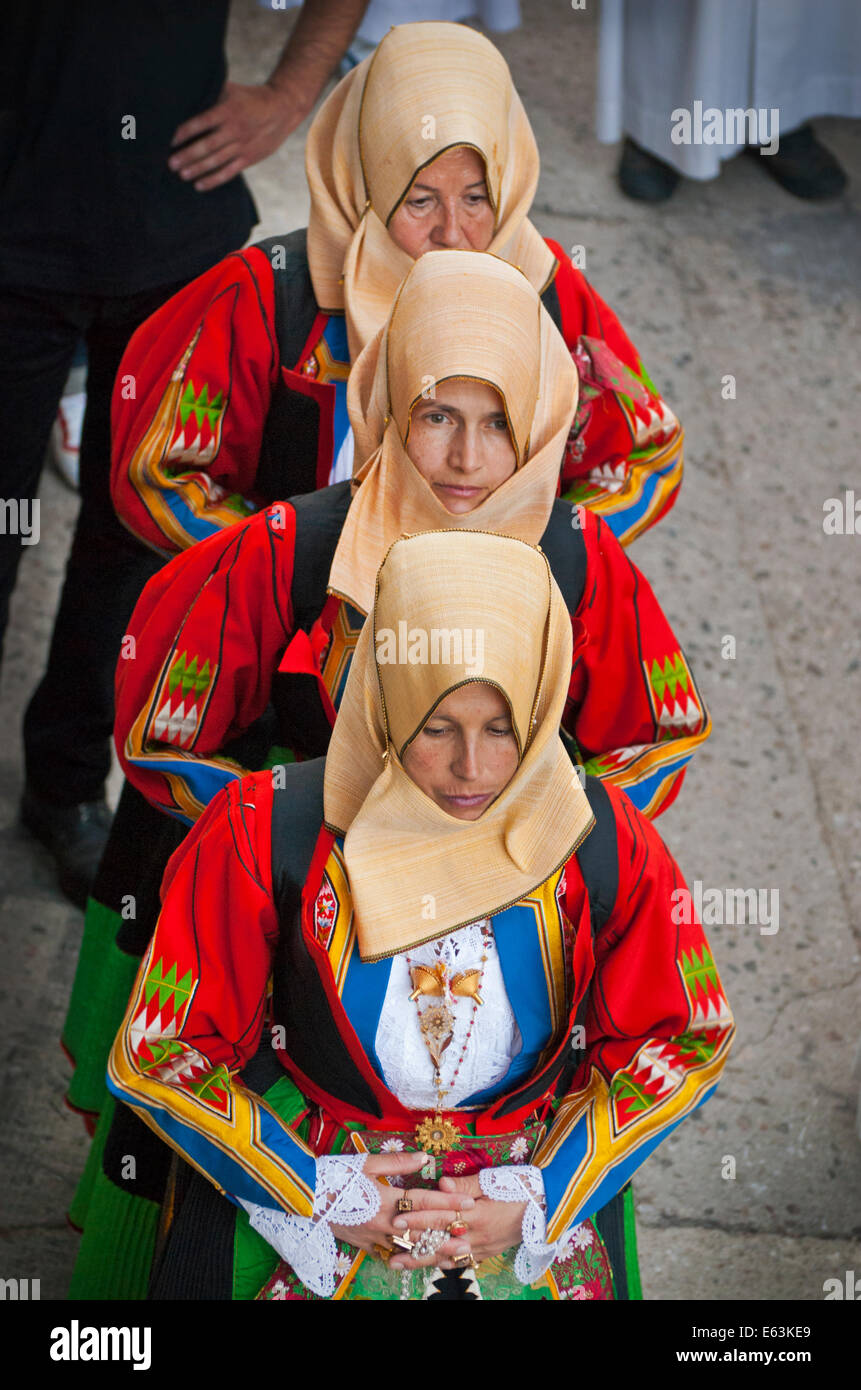Les femmes portant le costume, l'habit traditionnel dans la région de Barbagia Orgosolo,de la Sardaigne, Italie Banque D'Images