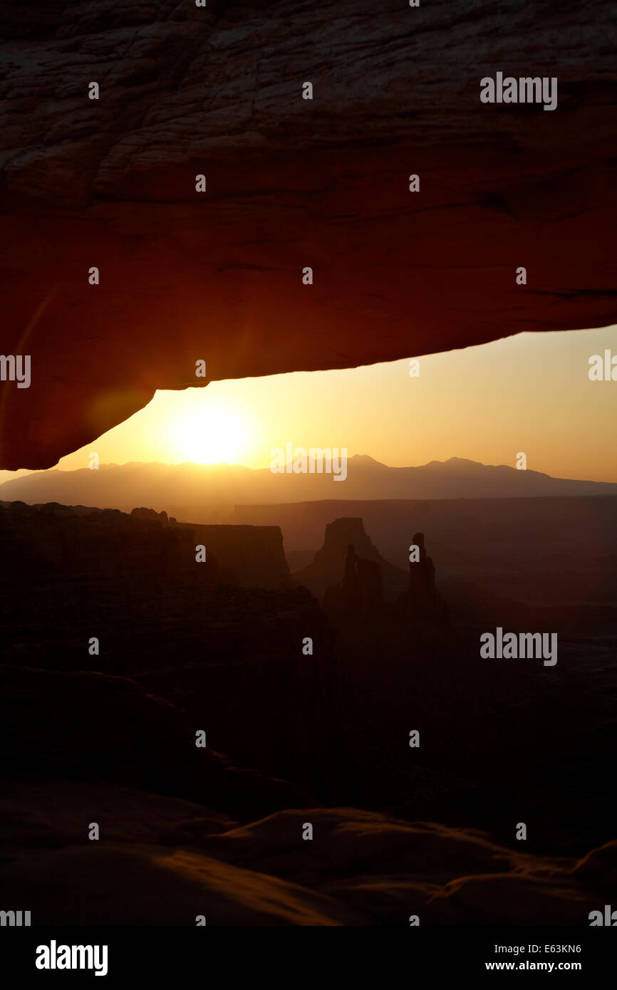 Lever du soleil sur les Montagnes La Sal et sous Mesa Arch, Canyonlands National Park, Utah, USA Banque D'Images