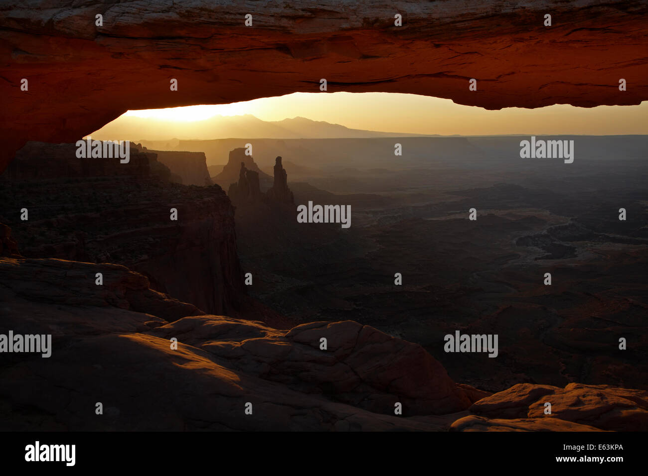Lever du soleil sur les Montagnes La Sal et sous Mesa Arch, Canyonlands National Park, Utah, USA Banque D'Images