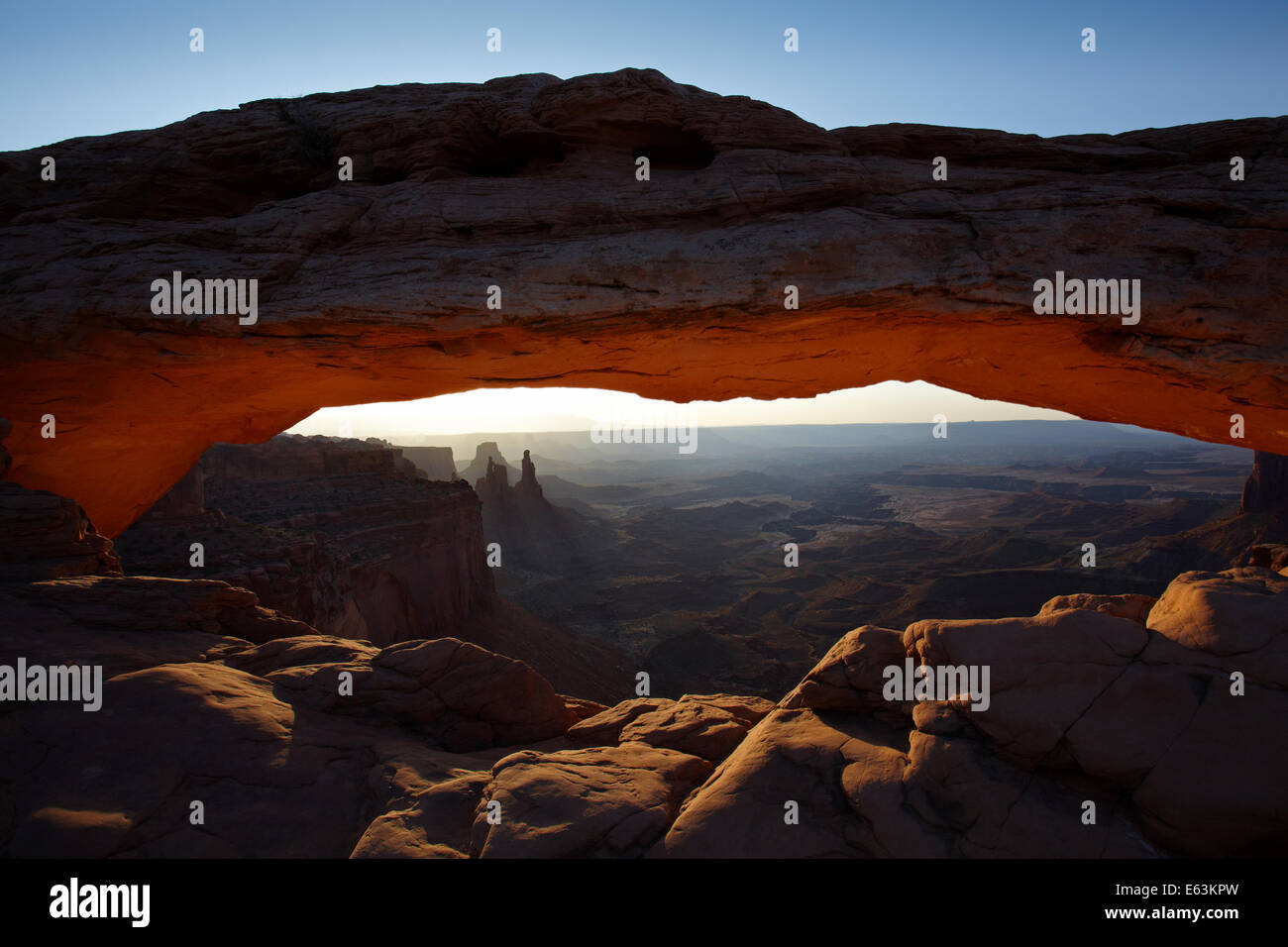Lever du soleil sur les Montagnes La Sal et sous Mesa Arch, Canyonlands National Park, Utah, USA Banque D'Images