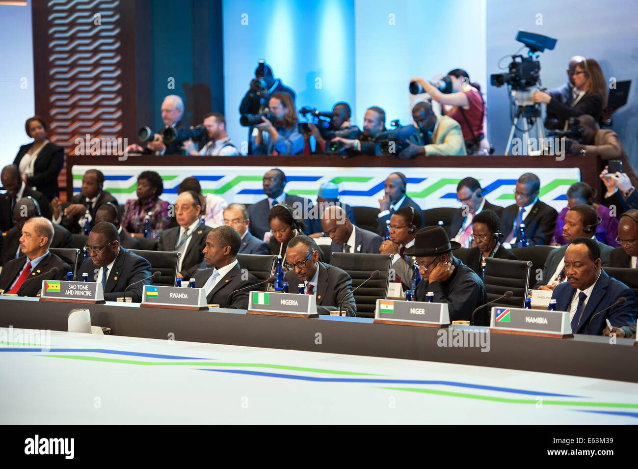 Les chefs d'Etat africains écouter comme le président Barack Obama prononce une allocution à l'occasion du Sommet des dirigeants aux Etats-Unis et en Afrique de l'une session sur "Investir dans l'avenir de l'Afrique," du Département d'État à Washington, D.C., le 6 août 2014. Banque D'Images