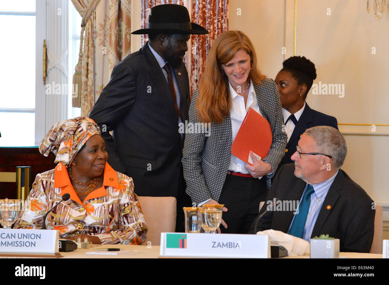Avec la Commission de l'Union africaine Président Dr Nkosazana Dlamini-Zuma à sur, l'Ambassadeur des États-Unis, Samantha Power, représentant permanent auprès de l'Organisation des Nations Unies, parle avec le Vice-président zambien Guy Scott avant un déjeuner de travail offert par le Président Ba Banque D'Images