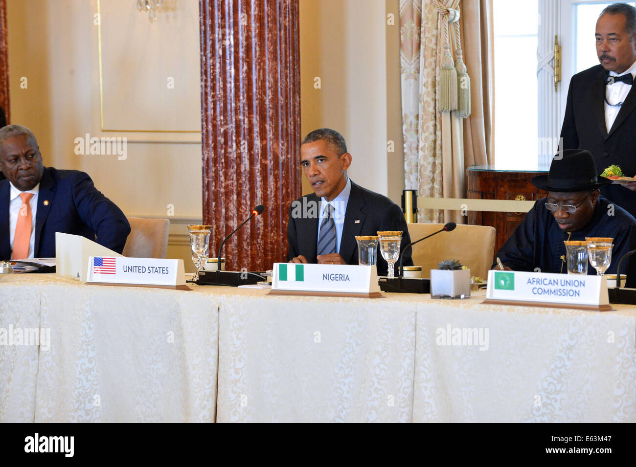 Le président Barack Obama accueille plus de 50 dirigeants africains et leurs délégations pour un déjeuner de travail à l'occasion du Sommet des dirigeants des États-Unis-Afrique au Département d'État des États-Unis à Washington, D.C., le 6 août 2014. Banque D'Images