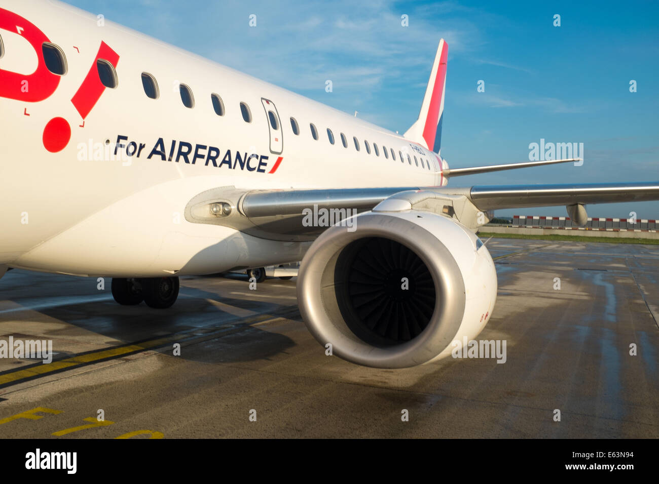 Approche d'un avion, Embraer ERJ-190, dans l'aéroport Charles de Gaulle, à Paris, France, Europe Banque D'Images