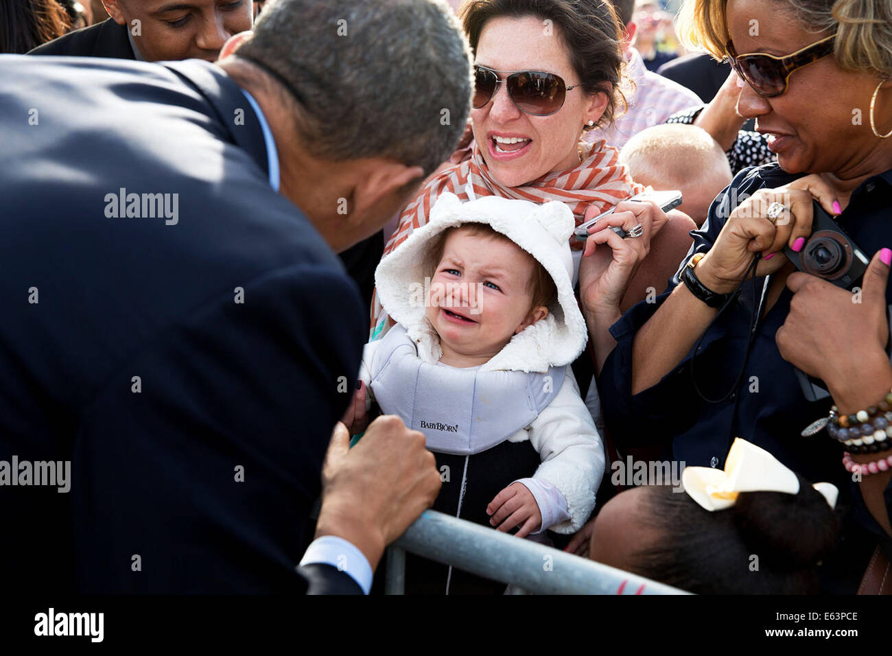 Le président Barack Obama accueille un enfant dans la foule à Aéroport International de Chicago O'Hare à Chicago, Illinois, le 22 mai 2014. Banque D'Images