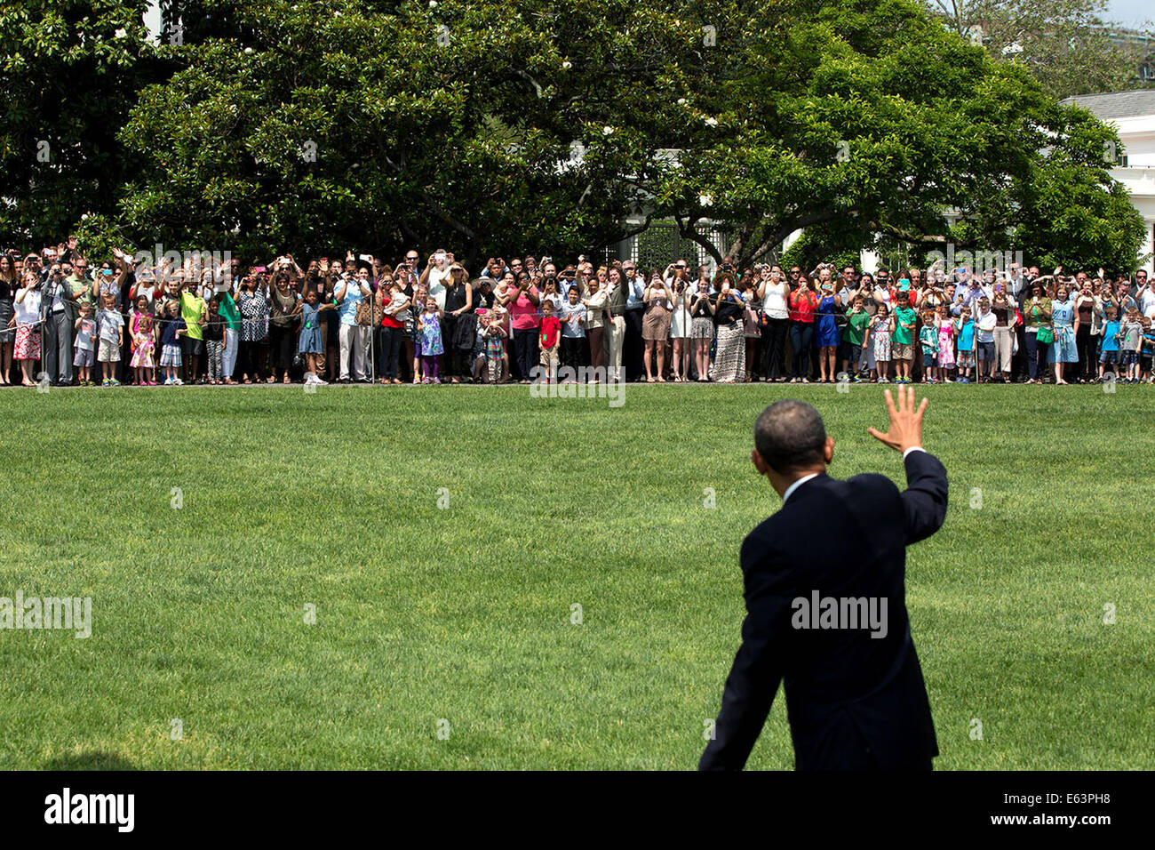 Le président Barack Obama des courbes pour le personnel et les invités sur la pelouse Sud de la Maison Blanche à l'arrivée après un voyage à West Point, N.Y., 28 mai 2014. Banque D'Images