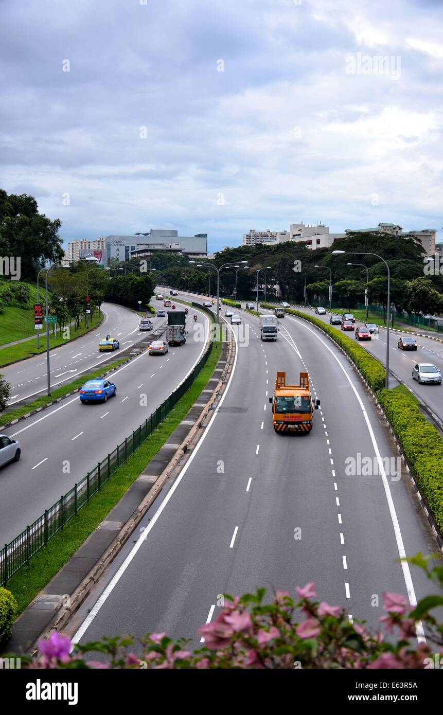 Disciplinés et voiture ordonnée et la circulation des camions sur une route près de l'artère centrale de Singapour Singapour 3155Centre de nouvelles capacités Banque D'Images