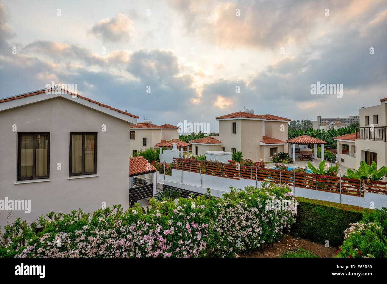 Resort village sur la côte de la mer de Chypre dans la lumière au coucher du soleil Banque D'Images