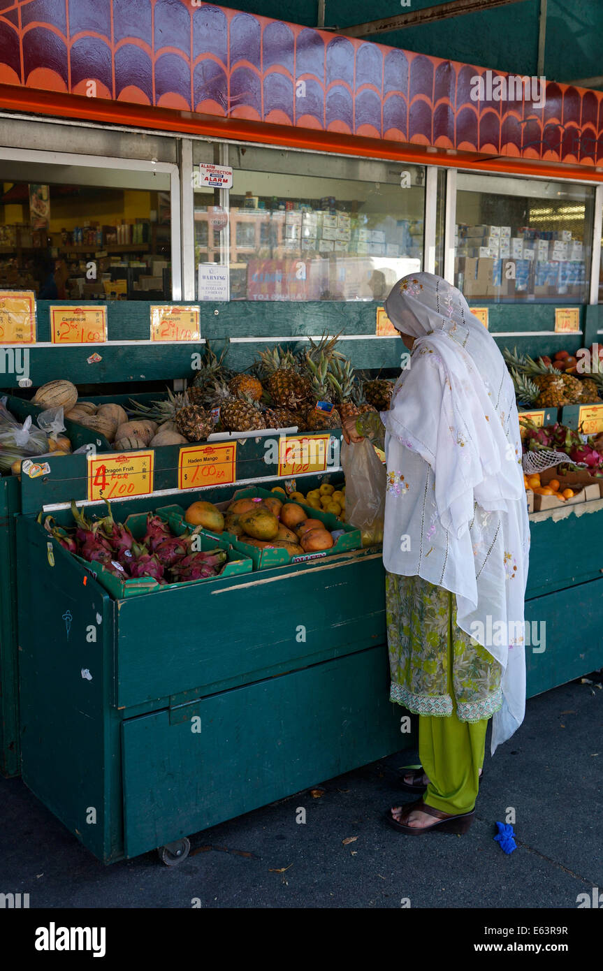 Middle Eastern woman shopping au lever du soleil, marché de fruits et légumes dans Japantown, Vancouver, BC, Canada Banque D'Images