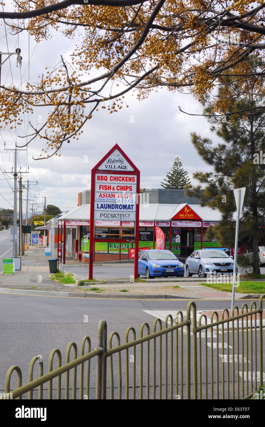 Les commerces locaux à l'angle de route principale dans la banlieue de centre. Banque D'Images