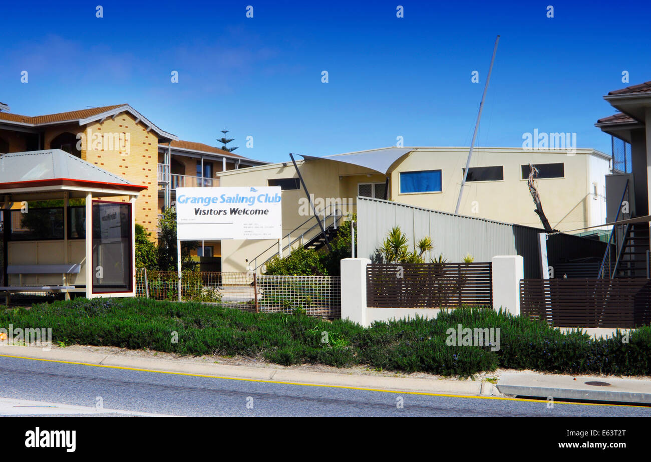 Club De Voile De Grange à côté de la plage. Banque D'Images