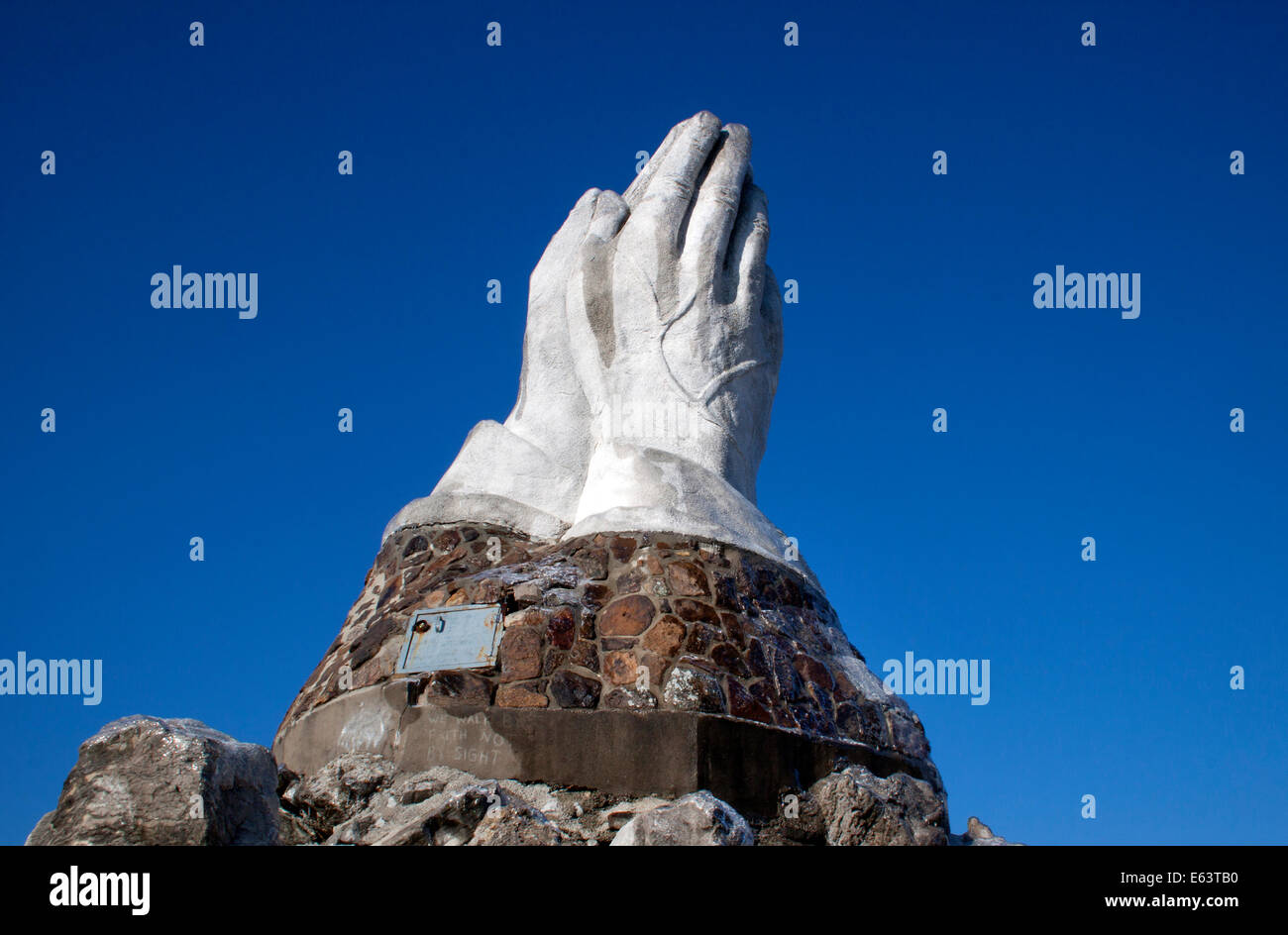 La sculpture Giant Praying Hands à Webb City, Missouri, est un symbole imposant de foi et de communauté le long de la route 66. Banque D'Images