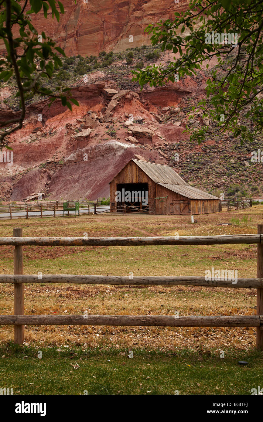 Grange en bois historique à Fruita, Capitol Reef National Park, Utah, USA Banque D'Images