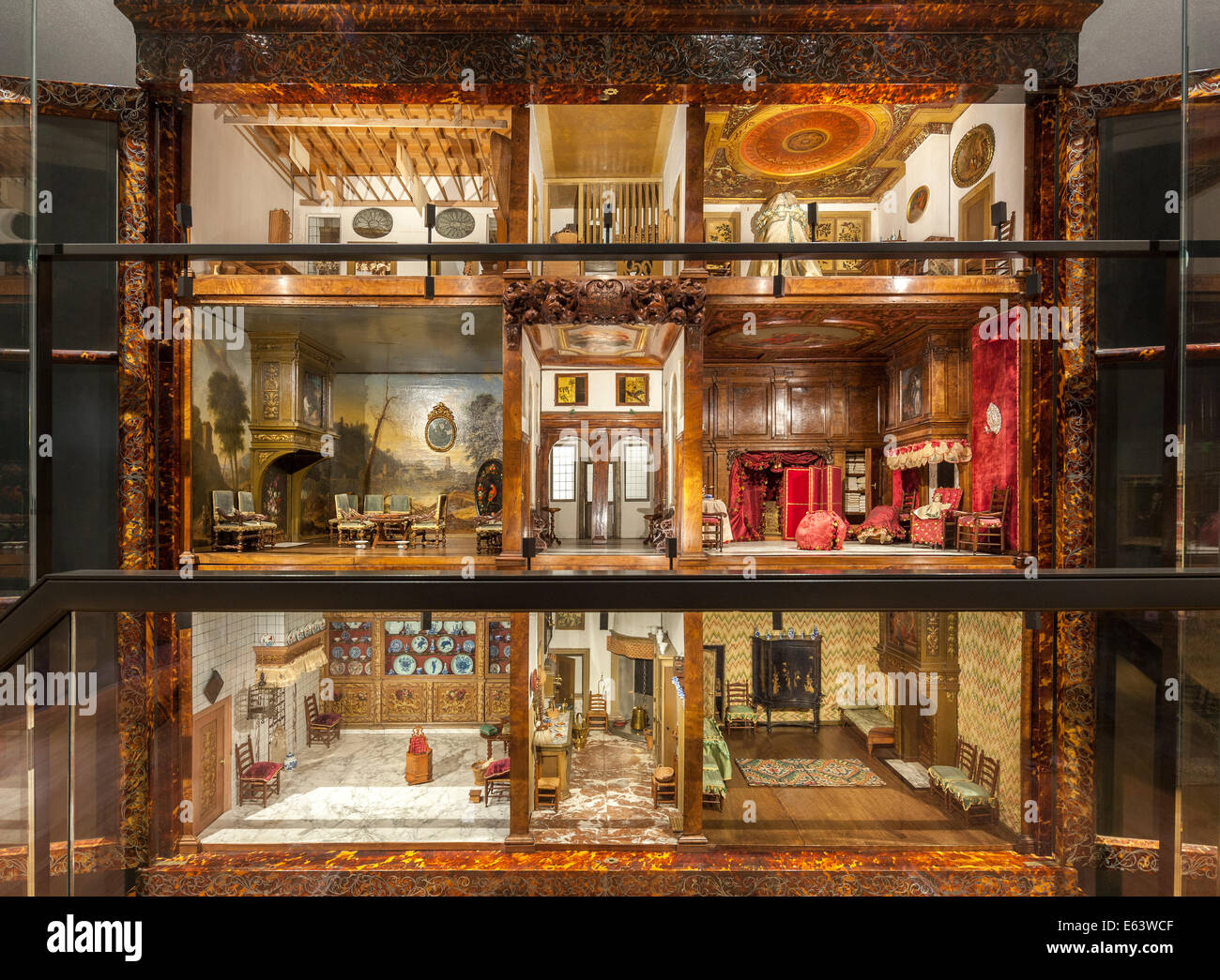 Rijksmuseum Amsterdam Dutch Cabinet Dolls' House de Petronella Oortman. Un grand classique avec les visiteurs de tous âges. Banque D'Images