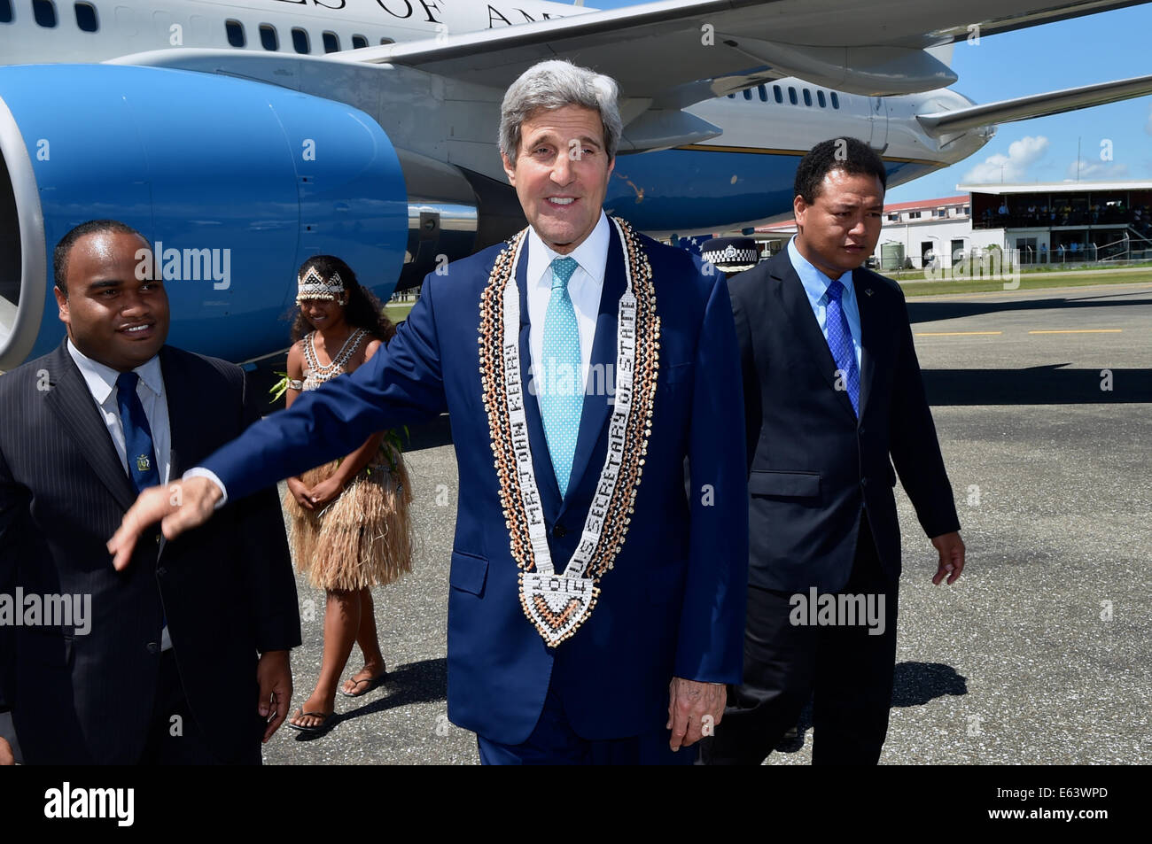 Le secrétaire d'Etat américain John Kerry reçoit un collier traditionnel comme il arrive à l'Aéroport International d'Henderson, 13 août 2014 à Honiara (îles Salomon). Secrétaire Kerry a rencontré des responsables du gouvernement, a salué les résidents locaux qui ont aidé les forces armées des États-Unis dans la seconde guerre mondiale, et a visité la célèbre bataille sanglante à proximité 'ridge' pendant la campagne de Guadalcanal. Banque D'Images Le secrétaire d'Etat américain John Kerry reçoit un collier traditionnel comme il arrive à l'Aéroport International d'Henderson, 13 août 2014 à Honiara (îles Salomon). Secrétaire Kerry a rencontré des responsables du gouvernement, a salué les résidents locaux qui ont aidé les forces armées des États-Unis dans la seconde guerre mondiale, et a visité la célèbre bataille sanglante à proximité 'ridge' pendant la campagne de Guadalcanal. Banque D'Images