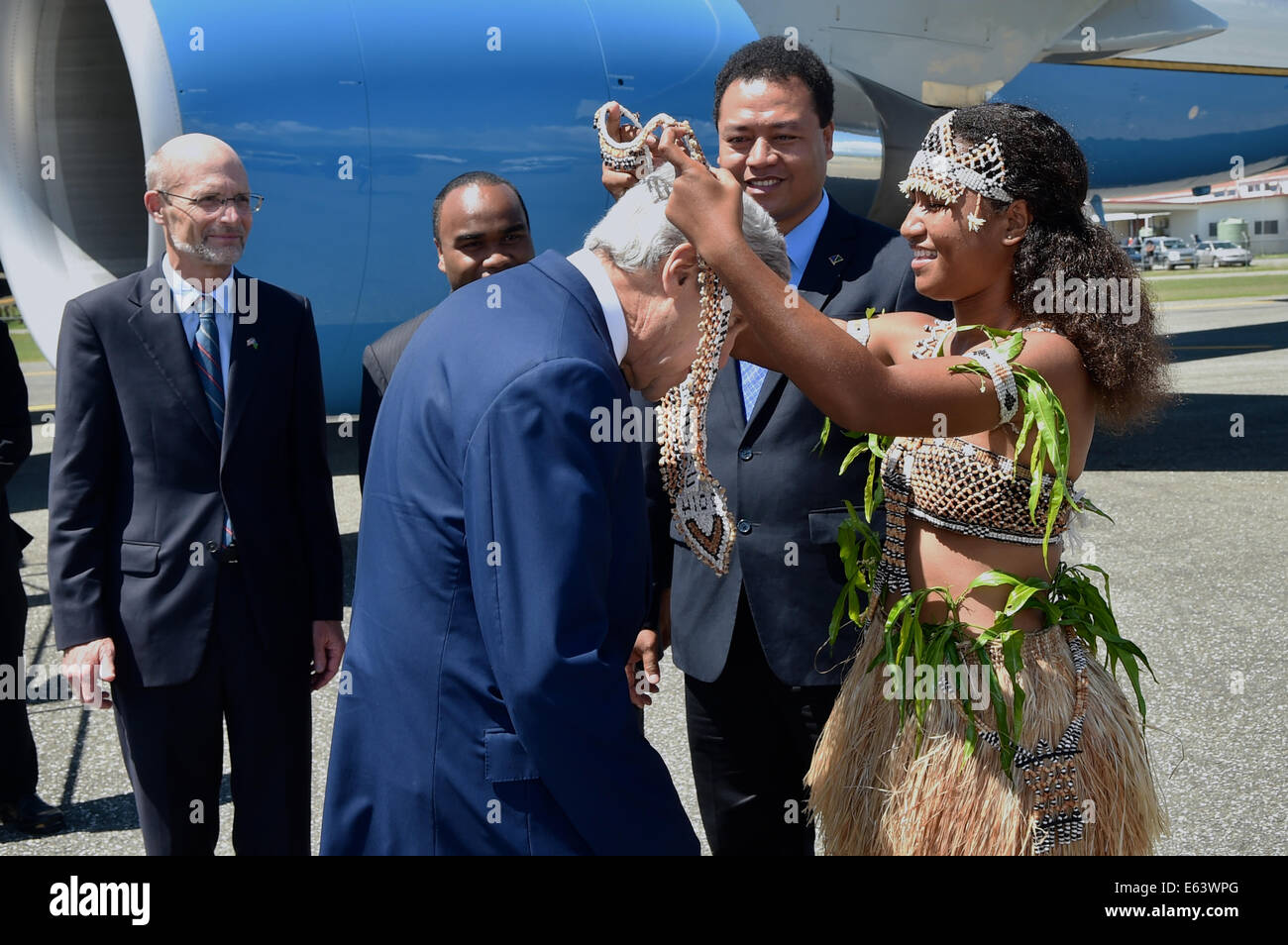 Le secrétaire d'Etat américain John Kerry reçoit un collier traditionnel comme il arrive à l'Aéroport International d'Henderson, 13 août 2014 à Honiara (îles Salomon). Secrétaire Kerry a rencontré des responsables du gouvernement, a salué les résidents locaux qui ont aidé les forces armées des États-Unis dans la seconde guerre mondiale, et a visité la célèbre bataille sanglante à proximité 'ridge' pendant la campagne de Guadalcanal. Banque D'Images Le secrétaire d'Etat américain John Kerry reçoit un collier traditionnel comme il arrive à l'Aéroport International d'Henderson, 13 août 2014 à Honiara (îles Salomon). Secrétaire Kerry a rencontré des responsables du gouvernement, a salué les résidents locaux qui ont aidé les forces armées des États-Unis dans la seconde guerre mondiale, et a visité la célèbre bataille sanglante à proximité 'ridge' pendant la campagne de Guadalcanal. Banque D'Images
