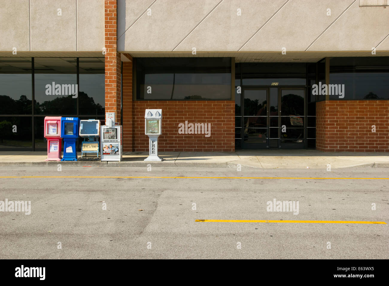 Une vitrine vide dans un centre commercial. Banque D'Images