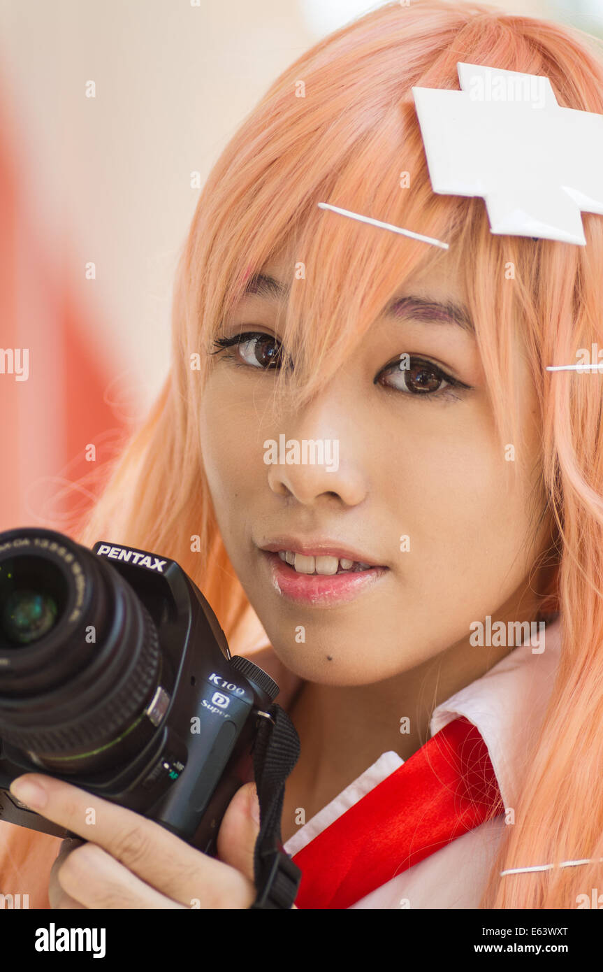 Une fille avec un appareil photo Pentax cosplay Photo Stock - Alamy
