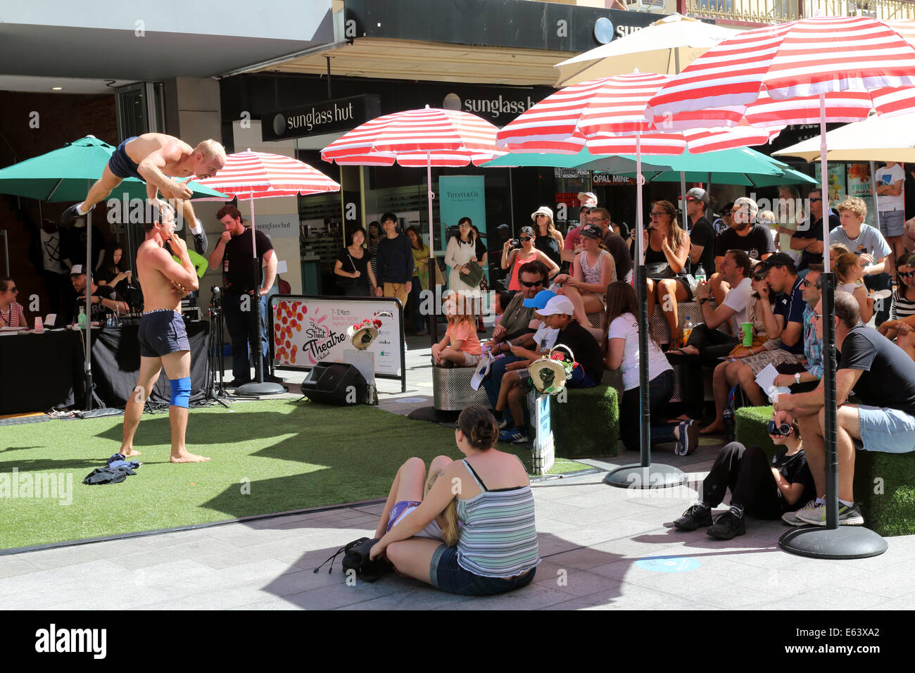 Les acrobates en Australie Adelaide Rundle Mall Banque D'Images