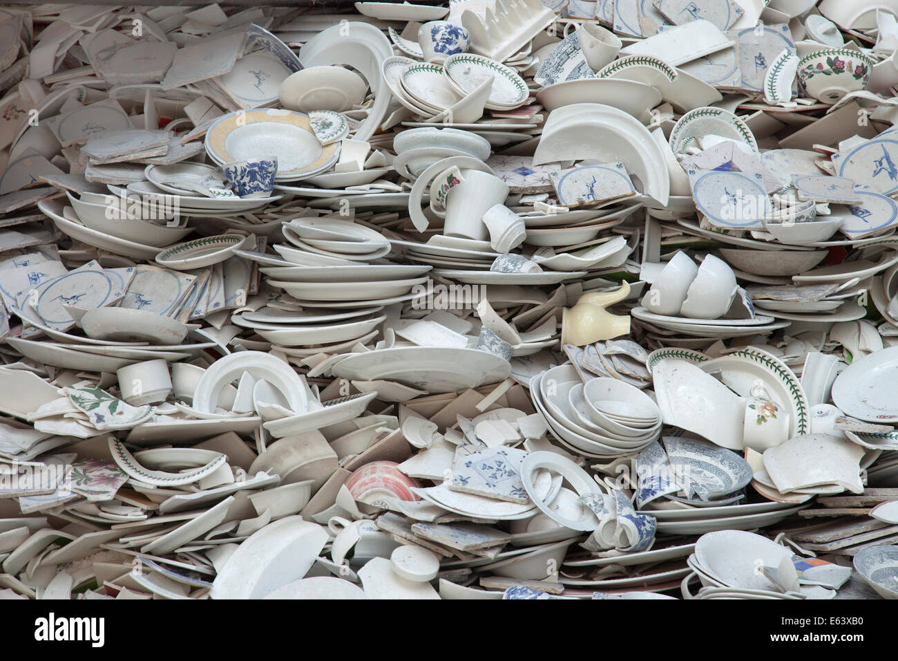 Une pile de vaisselle cassée Photo Stock - Alamy