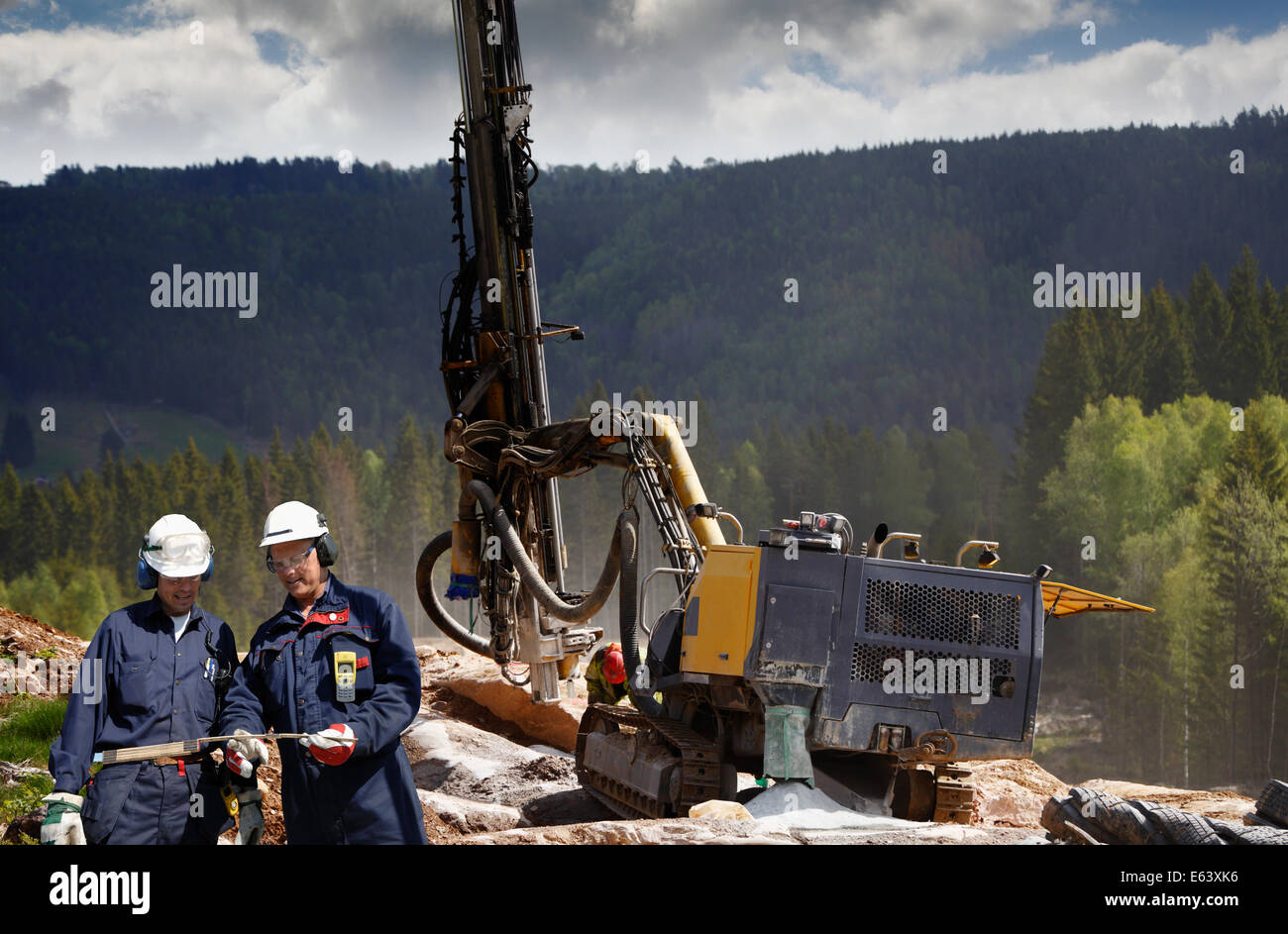 Les ingénieurs civils et rock drilling machines pour le dynamitage Banque D'Images