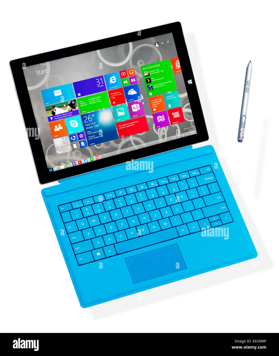 Tablette Microsoft Surface Pro 3 ordinateur avec un stylo suspendue en l'air isolé sur fond blanc Banque D'Images