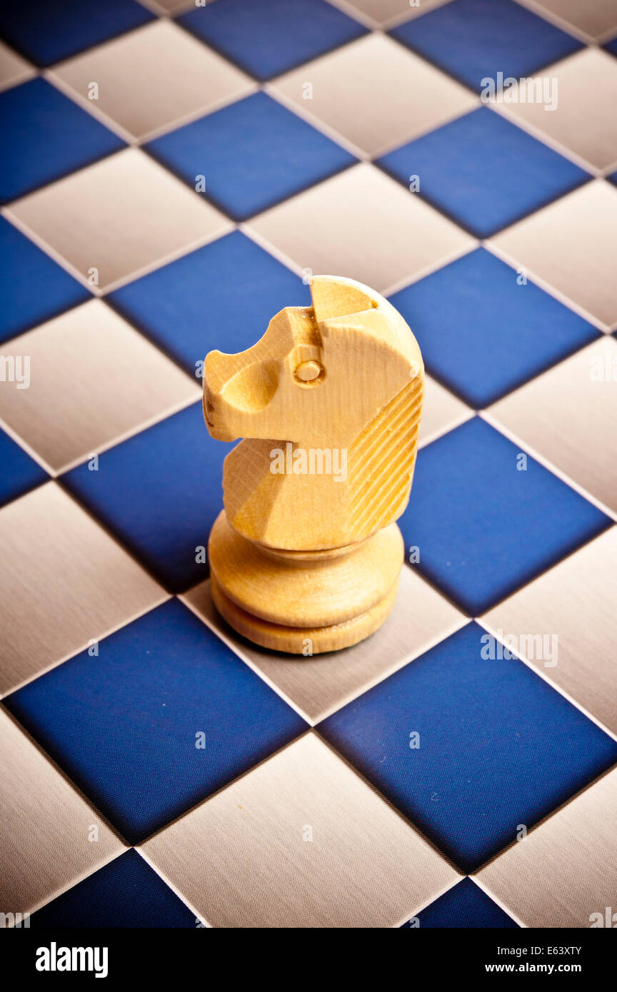 Pièce d'échecs chevalier sur un échiquier Banque D'Images