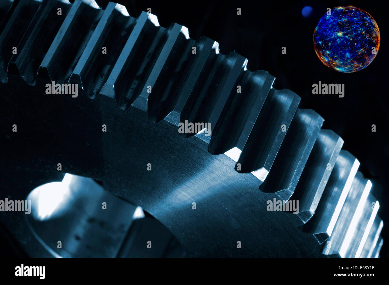 Crémaillère pignon titane géant, flottant dans l'espace, les planètes à l'horizon Banque D'Images