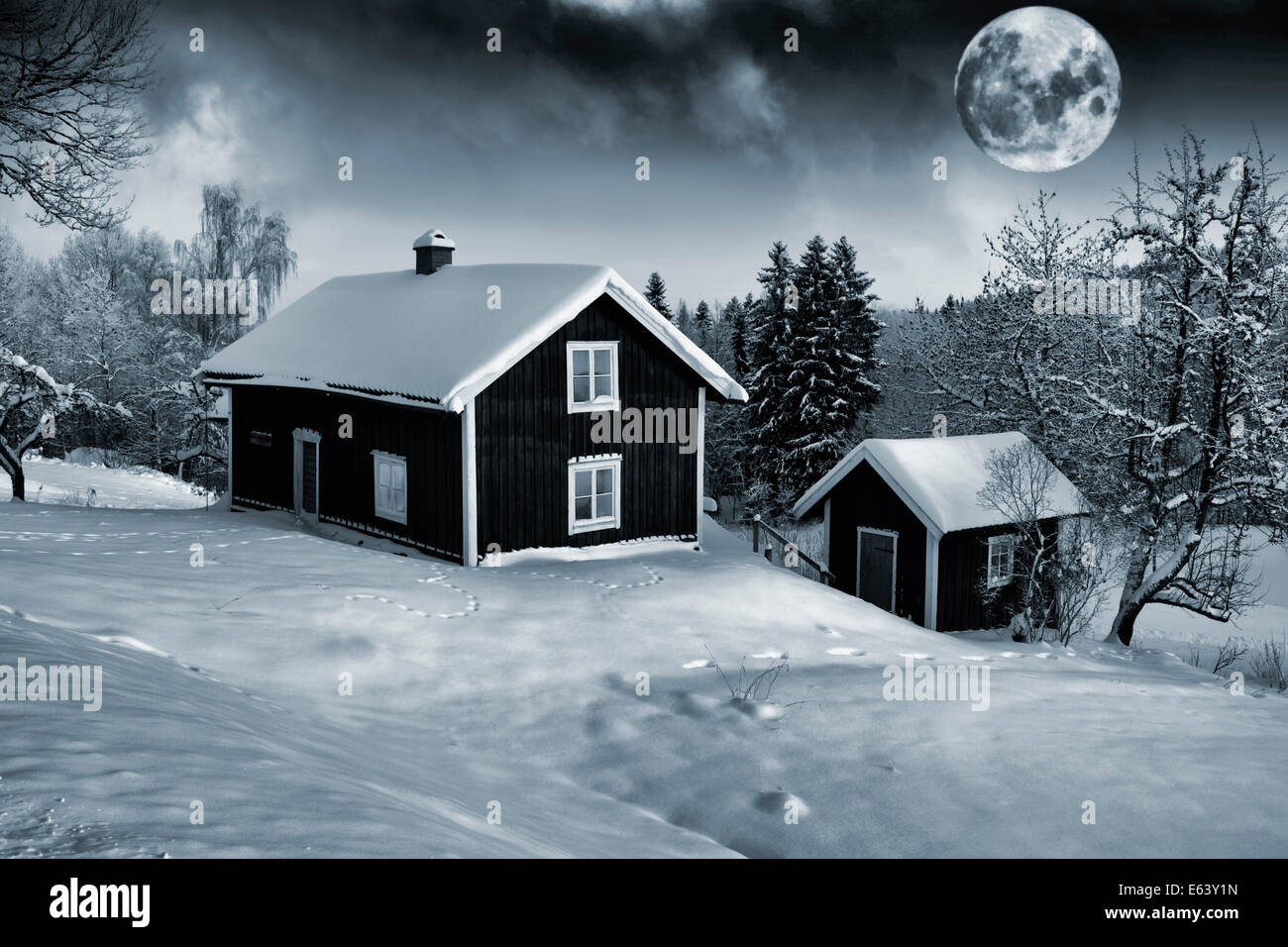 Vieilles maisons rurales cottages situé dans l'hiver de neige entourant, full-moon rising Banque D'Images