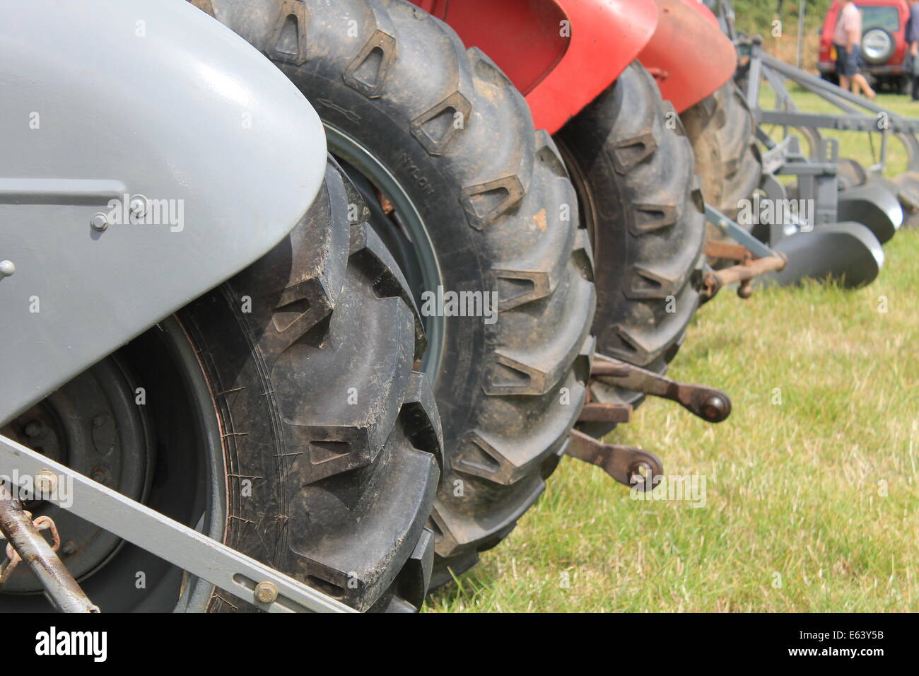 Image de pneus du tracteur dans une rangée Banque D'Images