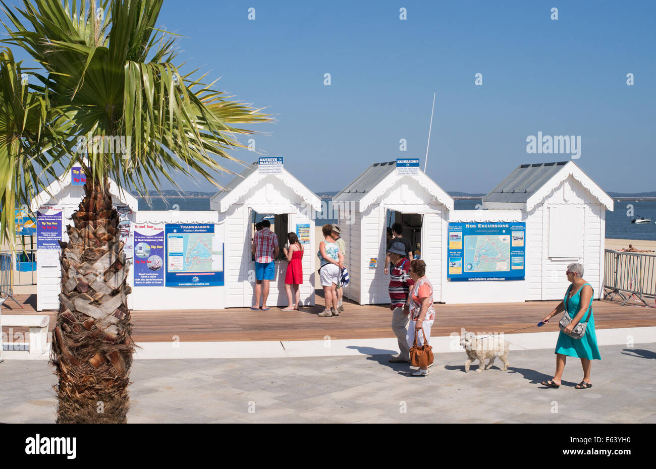 Personnes à pied et l'achat des billets de bateau de mer d'Arcachon, Gironde, France, Europe Banque D'Images