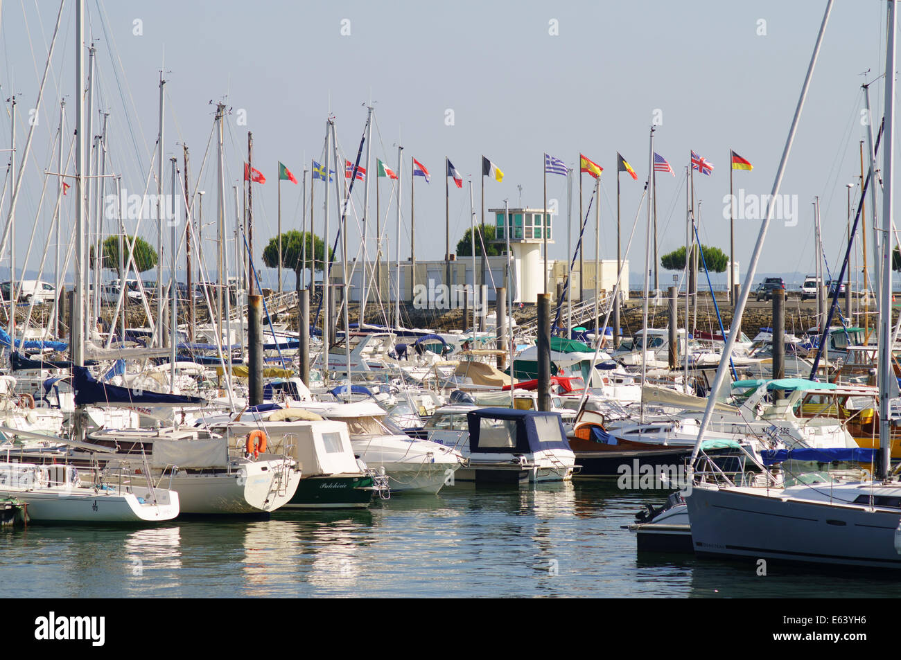 Dans les bateaux de plaisance d'Arcachon avec monde drapeaux flottants à l'arrière-plan, Gironde, France, Europe Banque D'Images