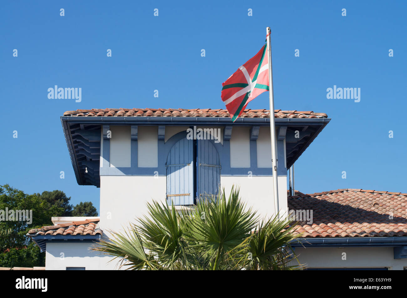 L'Ikurrina drapeau Basque ou survolant un bâtiment à Arcachon, Gironde, France, Europe Banque D'Images