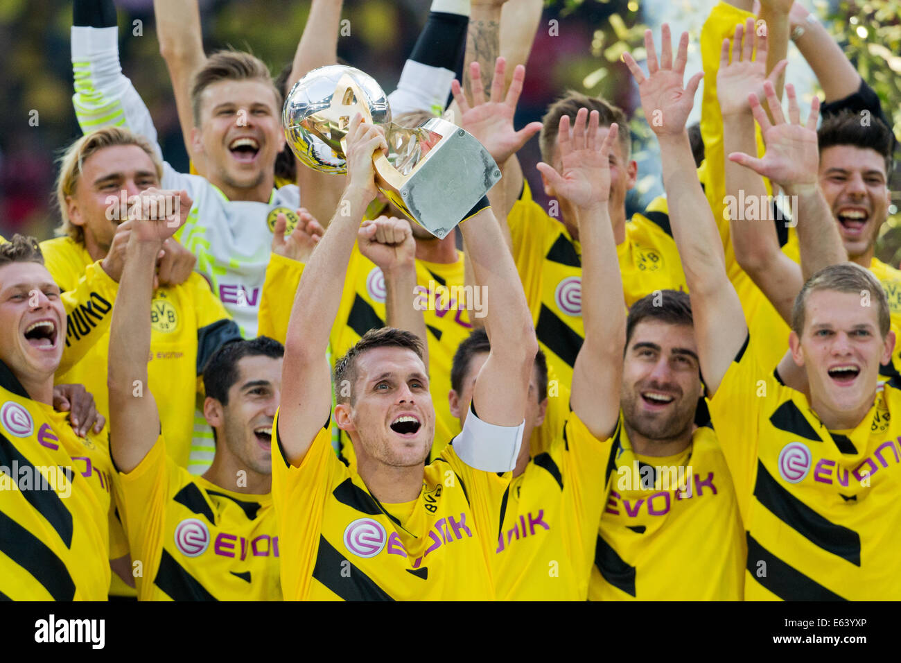 Dortmund, Allemagne. 13e Août, 2014. L'équipe de Borussia Dortmund et leur équipe le capitaine Sebastian Kehl (C) célébrer après avoir remporté la Supercoupe de LDF match de football contre le FC Bayern Munich au stade Signal Iduna Park de Dortmund, Allemagne, 13 août 2014. Photo : Rolf Vennenbernd/dpa/Alamy Live News Banque D'Images