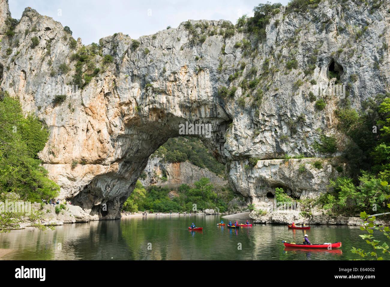 Pont d'Arc, arche naturelle sur la rivière Ardèche, gorges de l'Ardèche, gorges de l'Ardèche, à Vallon-Pont d'Arc, Rhône-Alpes Banque D'Images