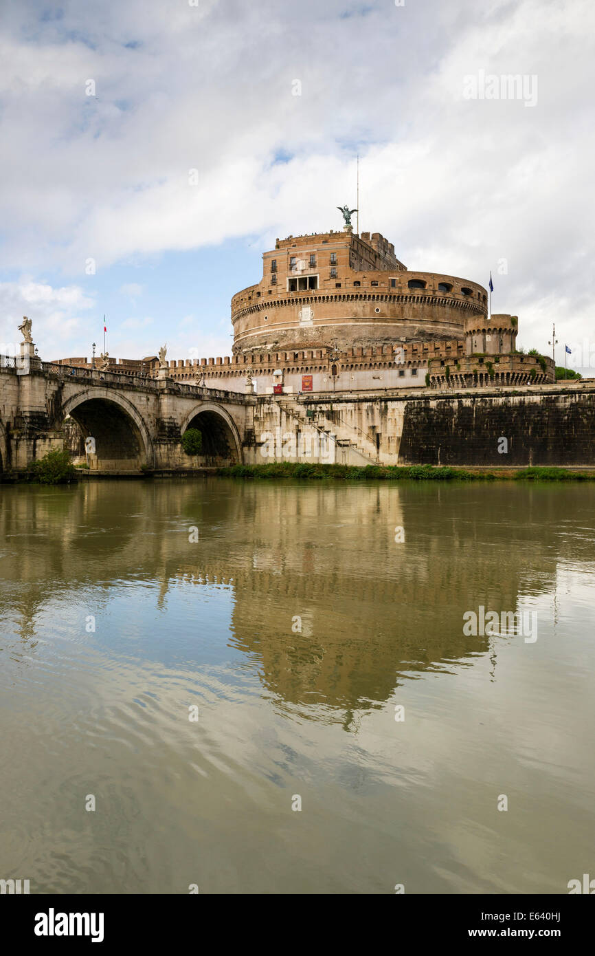 Rives du Tibre, Castel Sant'Angelo, mausolée d'Hadrien, Ponte Sant'Angelo, Rome, Latium, Italie Banque D'Images