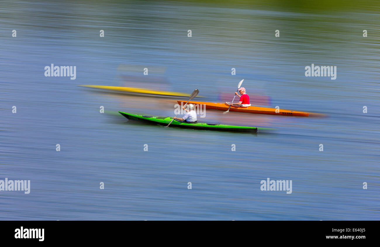 Les personnes âgées sur une excursion en canot sur la rivière Havel, Spandau, Berlin, Allemagne Banque D'Images